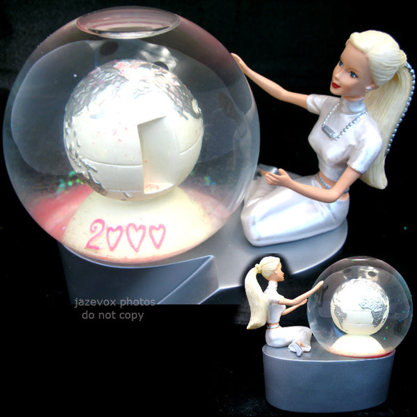 AVON BARBIE 2000 Mattel MILLENNIUM MUSICAL SNOWGLOBE