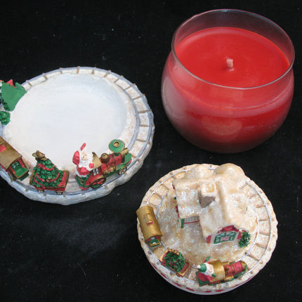 NEW CHRISTMAS SANTA CLAUS WORKSHOP RED Scented CANDLE JAR + Ceramic Topper Dish