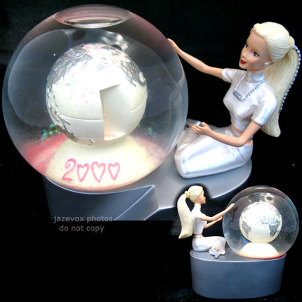NEW AVON BLONDE BARBIE 2000 Mattel MILLENNIUM Music MUSICAL SNOWGLOBE Glass BALL Barbie Dolls Collectors Collectible