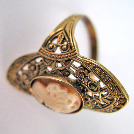VINTAGE Old Victorian 3D CAMEO Carvings Antique Gold Tone Womens RING Jewelry size 7.75