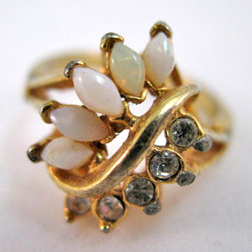 VINTAGE Gold Tone WHITE OPAL Crystal Glass Stones Cluster RING Womens Rings size 7