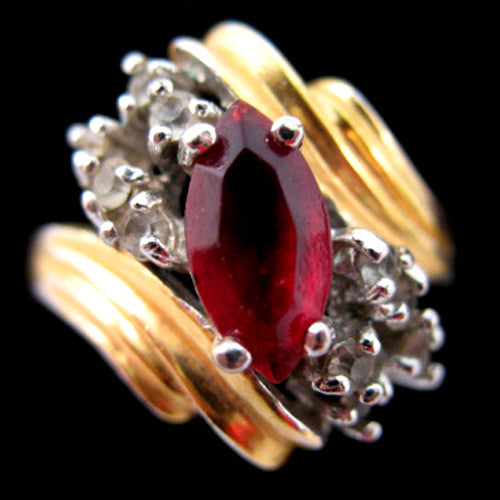 VINTAGE Ruby RED Crystal Glass Stones Accent GOLD Tone Womens Ladies RING size 8