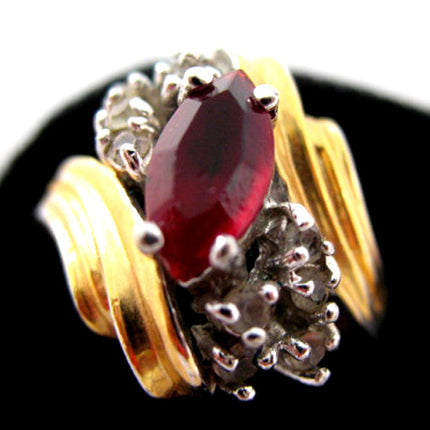 VINTAGE Ruby RED Crystal Glass Stones Accent GOLD Tone Womens Ladies RING size 8