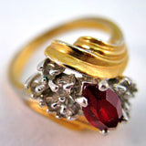 VINTAGE Ruby RED Crystal Glass Stones Accent GOLD Tone Womens Ladies RING size 8
